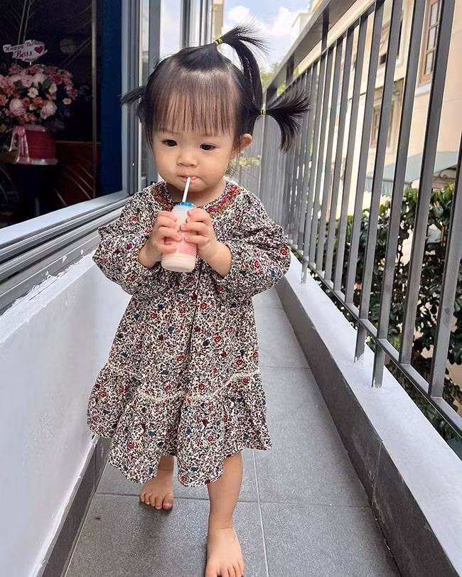 Nhóc tì nhà Cường Đô La xinh xắn trong bộ váy hoa nhí và mái tóc ngố đặc trưng.