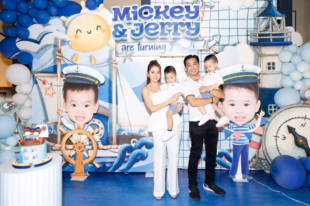 Dương Khắc Linh - Sara Lưu tổ chức tiệc sinh nhật 2 tuổi cho cặp song sinh. Dương Khắc Linh - Sara Lưu tổ chức tiệc sinh nhật 2 tuổi cho cặp song sinh.