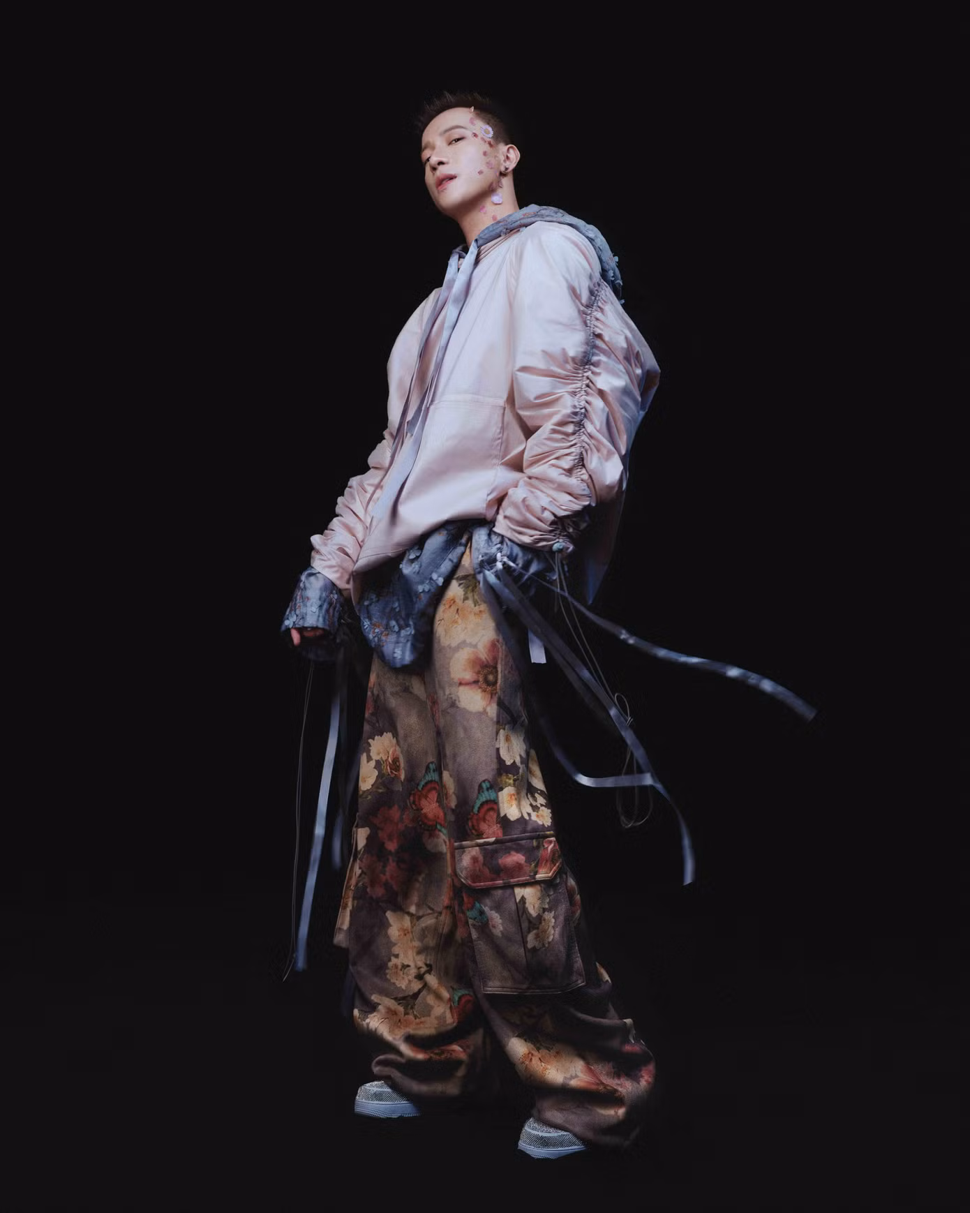 S.T Sơn Thạch, với nhiều năm hoạt động nghệ thuật, đảm nhận vị trí lead dancer và visual. S.T Sơn Thạch, với nhiều năm hoạt động nghệ thuật, đảm nhận vị trí lead dancer và visual.