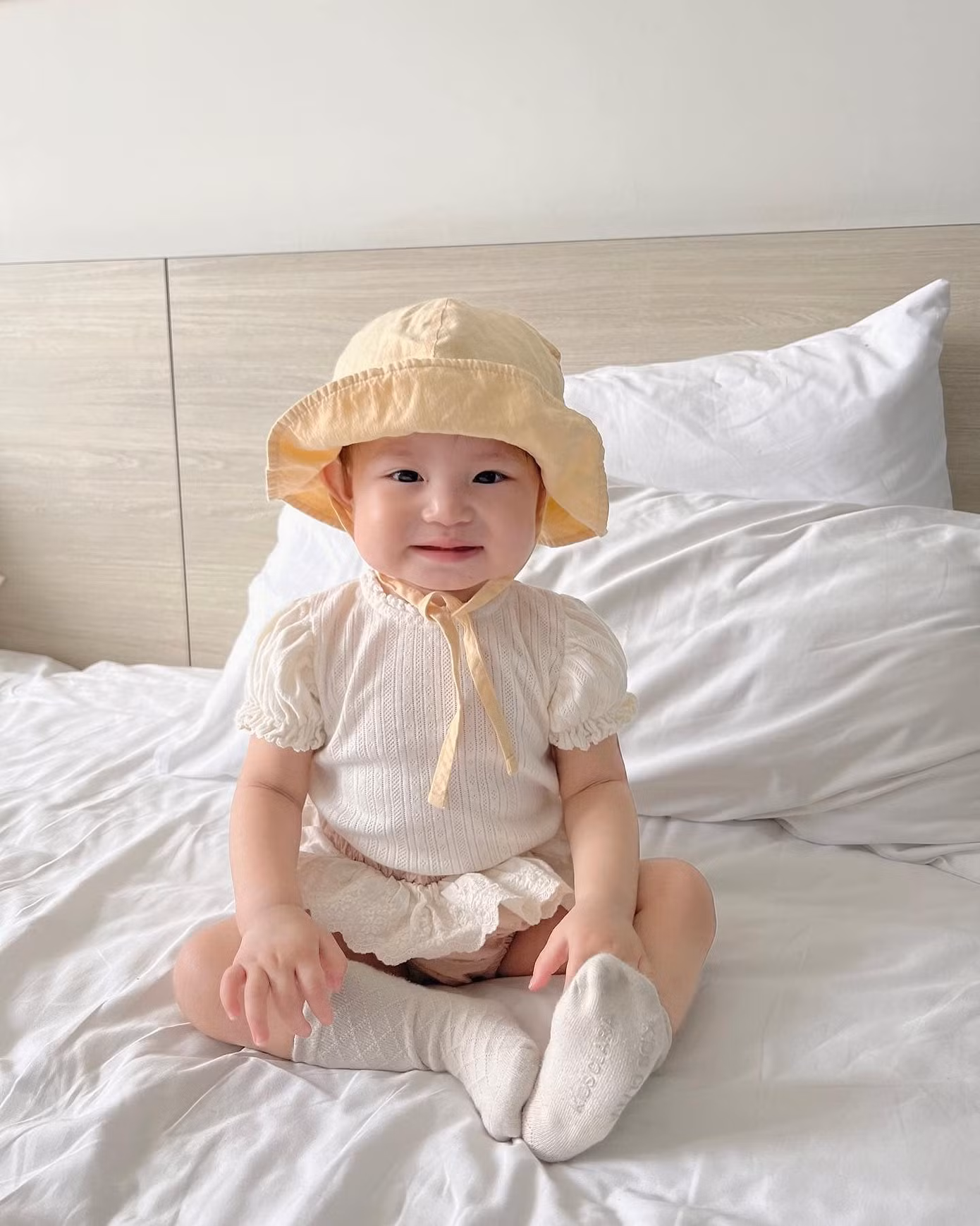 Nụ cười "không hề gượng" của nhóc tì khi tạo dáng cho mẹ chụp ảnh.