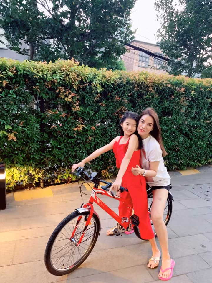 Con gái Trương Ngọc Ánh từ nhỏ đã thừa hưởng nhiều đường nét sắc sảo từ mẹ.