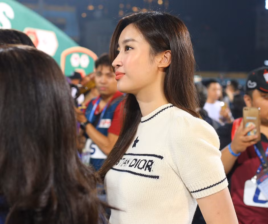 Hoa hậu Đỗ Mỹ Linh mặc áo len dệt màu trắng phối với quần dài ống suông. Trong đó, mẫu áo trắng nàng hậu diện là của thương hiệu Dior, có giá 62 triệu đồng.