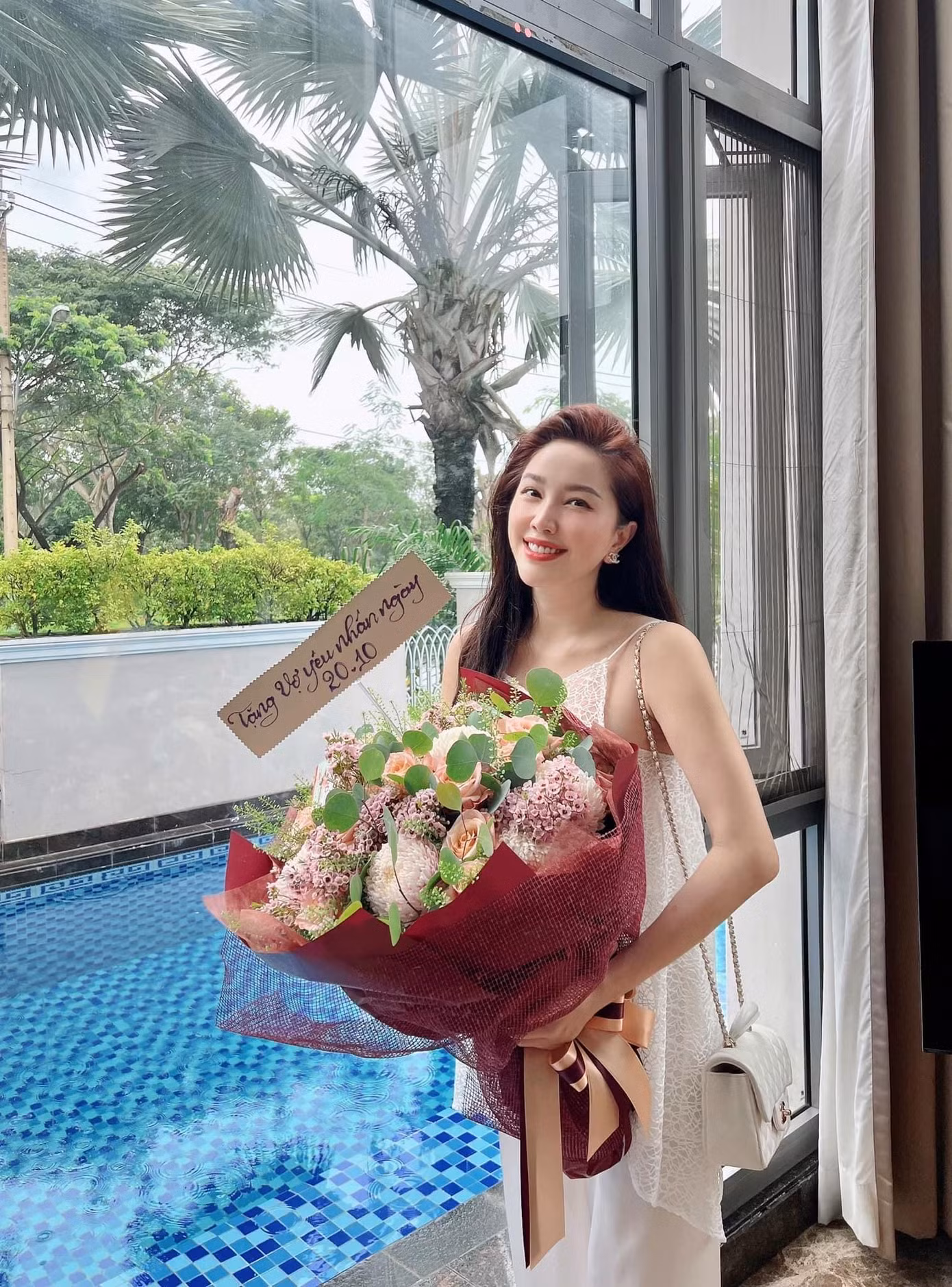 Bảo Thy "tươi hết nấc" bên bó hoa được ông xã tặng dịp 20/10.