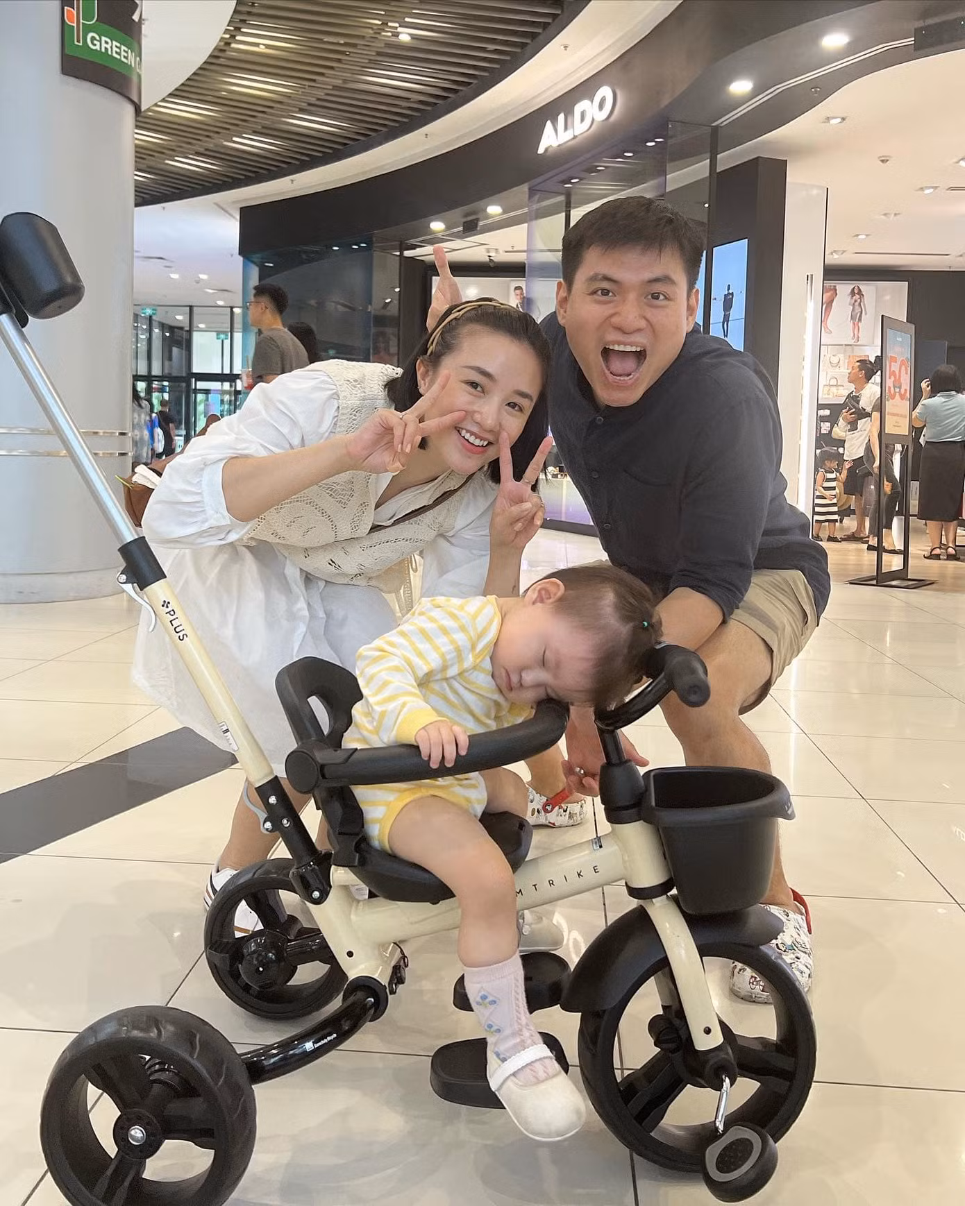 Bé Pam vừa đi trung tâm thương mại vừa... ngủ gật.