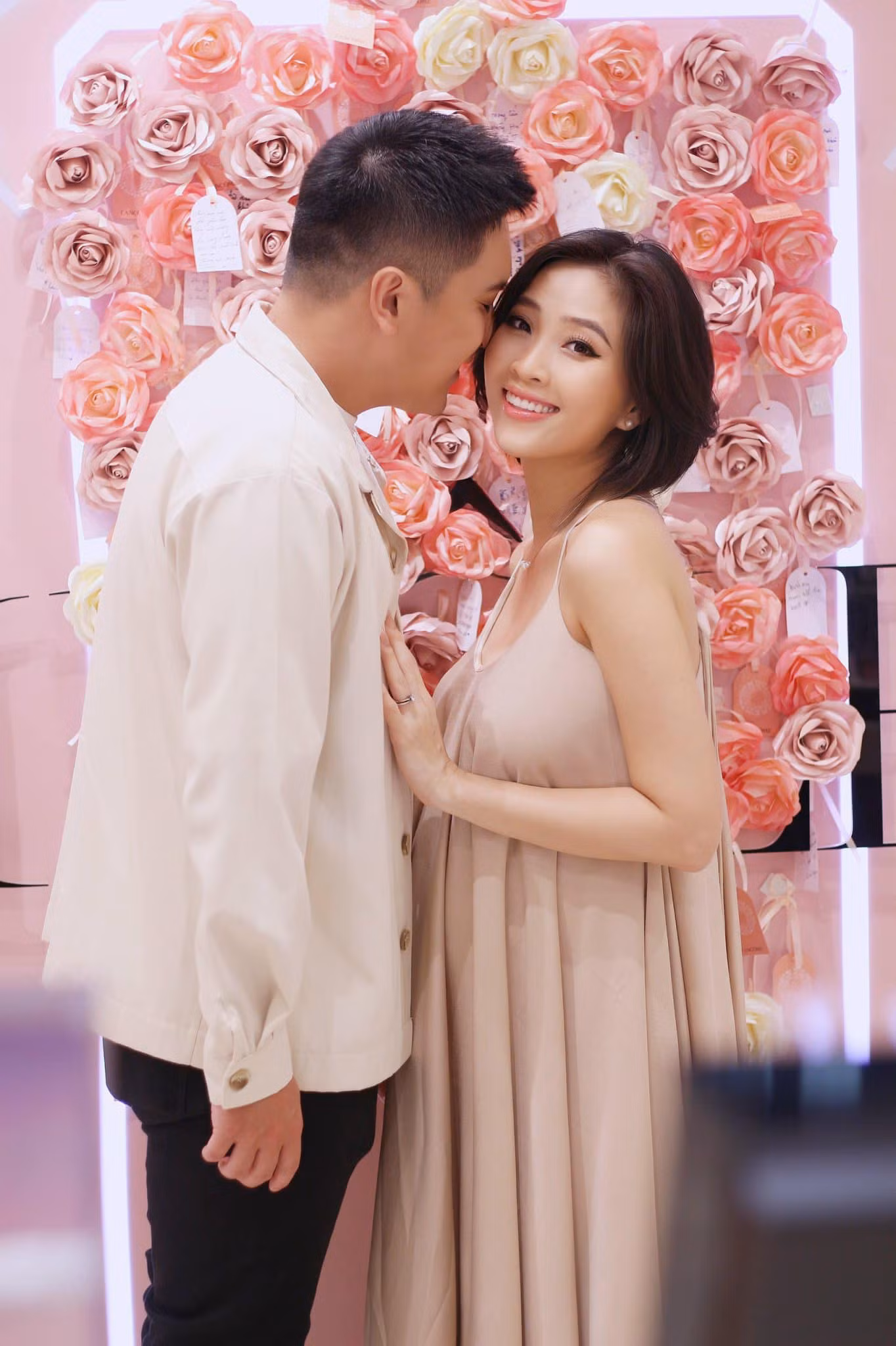 Liêu Hà Trinh hiếm hoi cùng chồng xuất hiện trong một sự kiện sau khi mang thai.