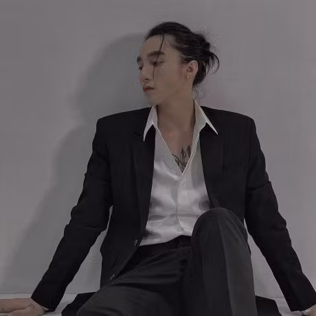 Nam ca sĩ gốc Thái Bình nhận về cơn mưa lời khen từ Sky với mái tóc mullet cột cao kết hợp với vest đen nam tính. Nam ca sĩ gốc Thái Bình nhận về cơn mưa lời khen từ Sky với mái tóc mullet cột cao kết hợp với vest đen nam tính.
