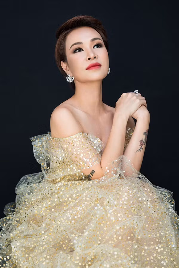 Uyên Linh sở hữu loạt hit như Giữa Đại Lộ Đông Tây, Chờ Người Nơi Ấy, Khi Giấc Mơ Về,...