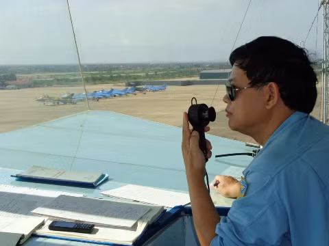 Đại tá phi công Nguyễn Ngọc Hiển, trung đoàn trưởng, tại đài chỉ huy bay. Anh là phi công bay chuyến đầu tiên của đợt huấn luyện để kiểm tra điều kiện thời tiết, sau đó chỉ huy, điều hành ban bay