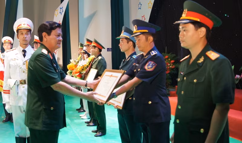 Thượng tướng Nguyễn Thành Cung, Thứ trưởng Bộ Quốc phòng trao Bằng khen cho 10 gương mặt trẻ tiêu biểu 