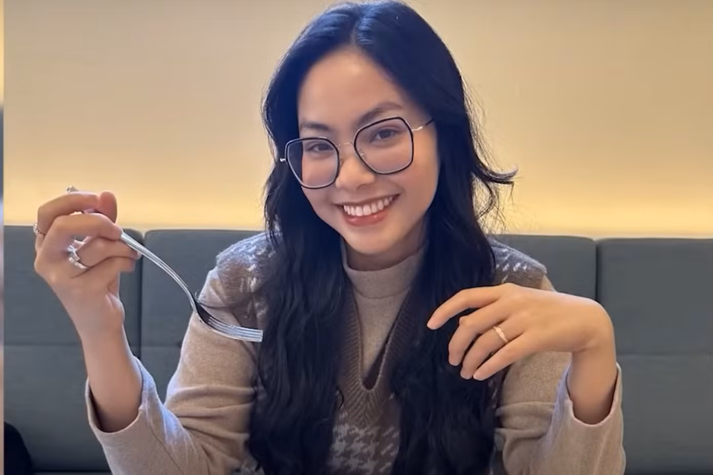 Nụ cười tỏa nắng của Mia khiến chàng IT xứ Hàn xốn xang.