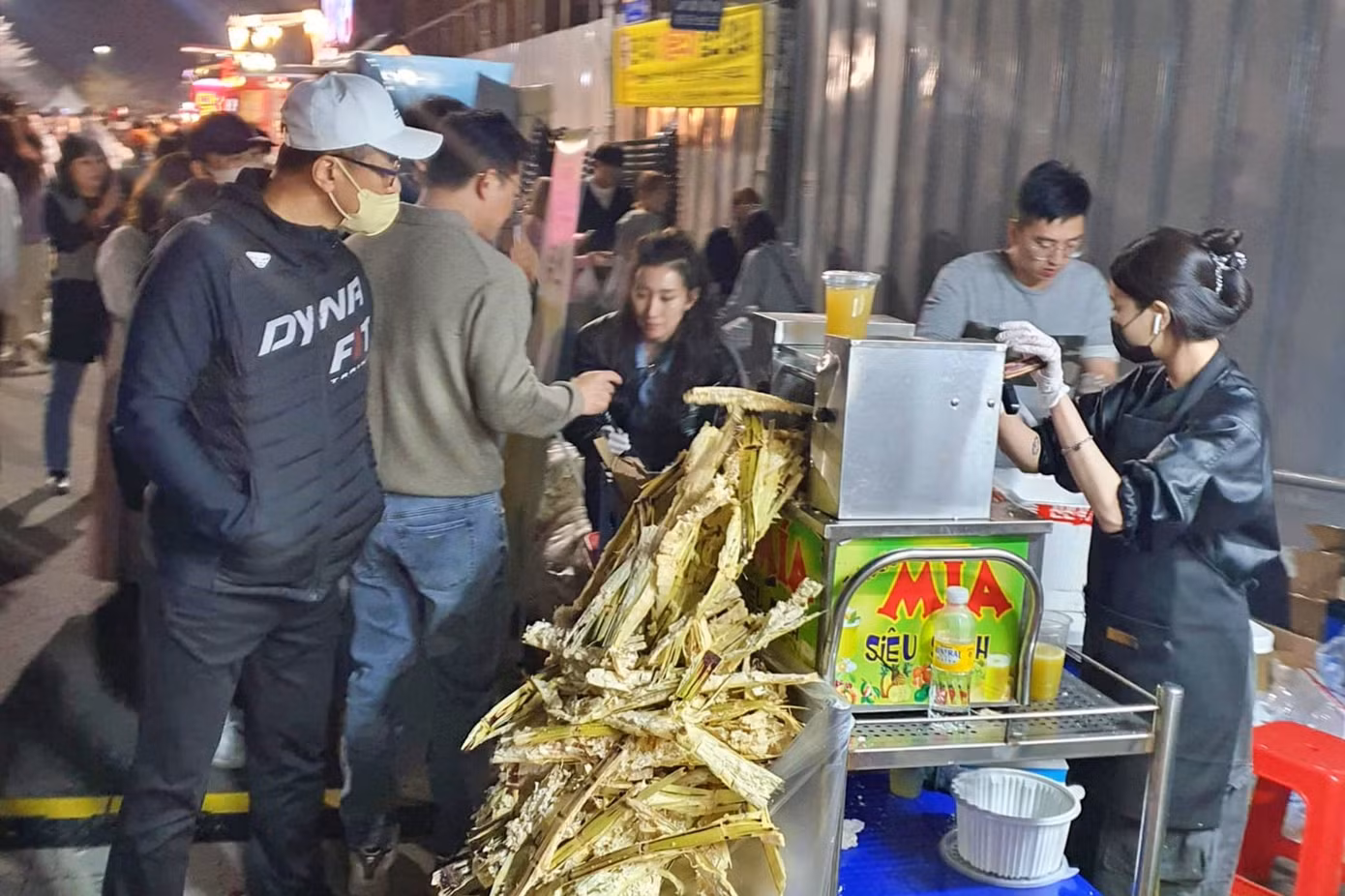 Nhiều khách Hàn tập trung mua nước mía tại quầy hàng của chị Phương ở lễ hội hoa anh đào. Nhiều khách Hàn tập trung mua nước mía tại quầy hàng của chị Phương ở lễ hội hoa anh đào.