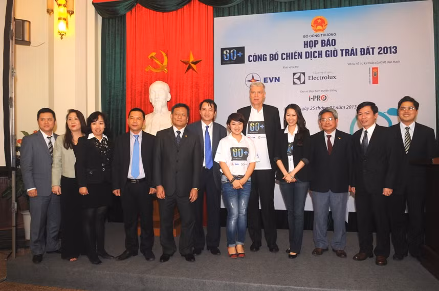 Đại diện bộ ban ngành và các đại sứ Giờ Trái Đất 2013 tại lễ công bố Chiến dịch Giờ Trái Đất 2013. Ảnh: Hoàng Hà. Đại diện bộ ban ngành và các đại sứ Giờ Trái Đất 2013 tại lễ công bố Chiến dịch Giờ Trái Đất 2013. Ảnh: Hoàng Hà
