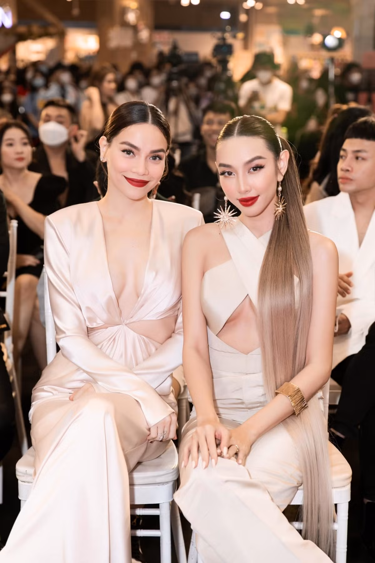 Nhiều lần "đọ sắc" cùng Hoa hậu quốc tế, Hồ Ngọc Hà vẫn khiến netizen xuýt xoa trước thần thái, nhan sắc cuốn hút.