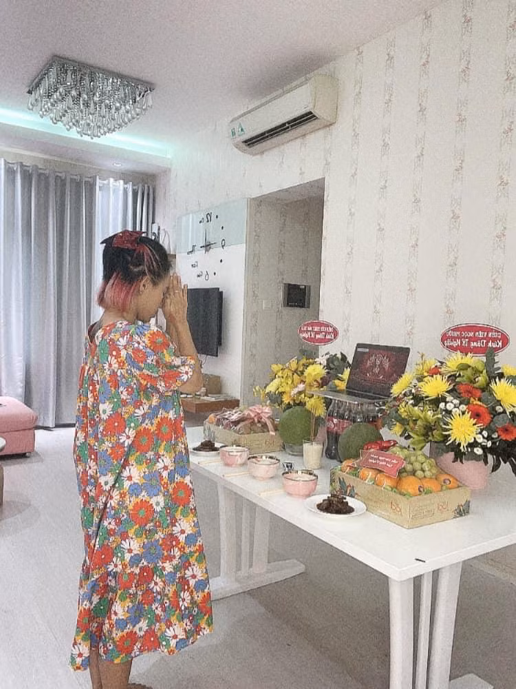 Ngọc Phước thực hiện nghi thức cúng tổ tại nhà với mâm cỗ, hoa, trái cây vô cùng tươm tất. Ngọc Phước thực hiện nghi thức cúng tổ tại nhà với mâm cỗ, hoa, trái cây vô cùng tươm tất.