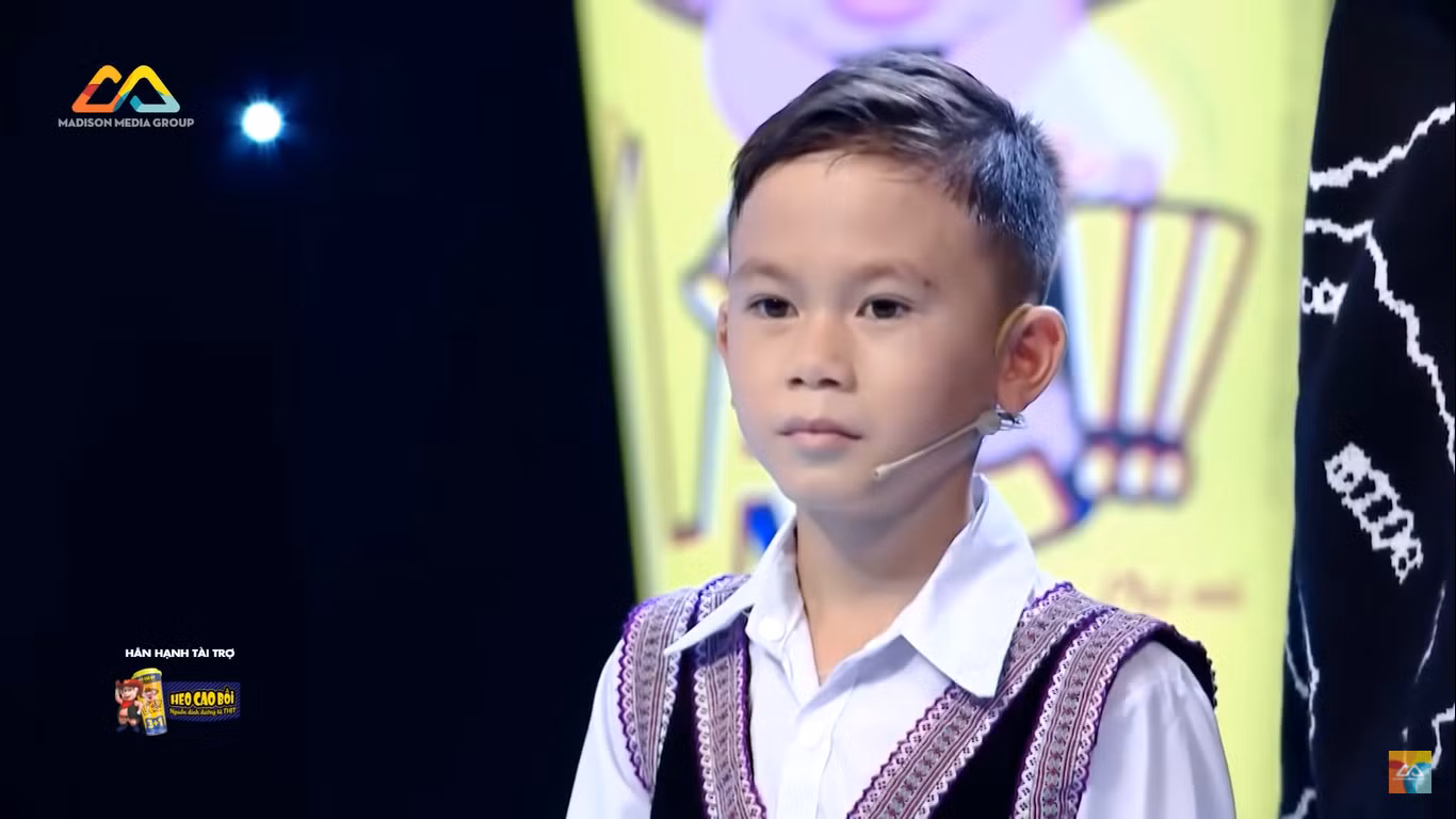 Cậu bé Vàng Văn Sơn khiến ban giám khảo và khán giả không khỏi bất ngờ trước sự khéo léo, tài năng của mình.