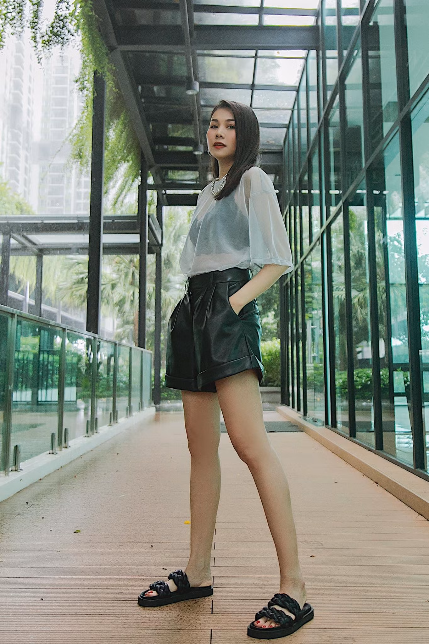 Quần soóc cũng là lựa chọn yêu thích của siêu mẫu Thanh Hằng bao năm qua.
