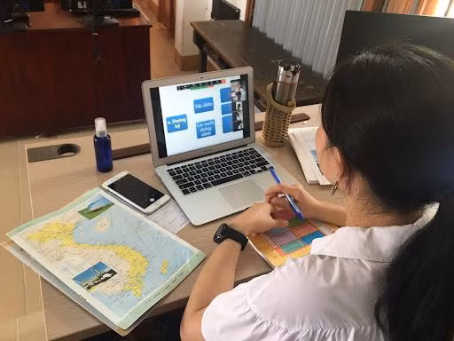 Việc học online dẫu còn nhiều khó khăn, nhưng học sinh và gia đình vẫn đang cố gắng vượt qua để không làm ảnh hưởng đến bài học. Ảnh minh họa từ Internet.