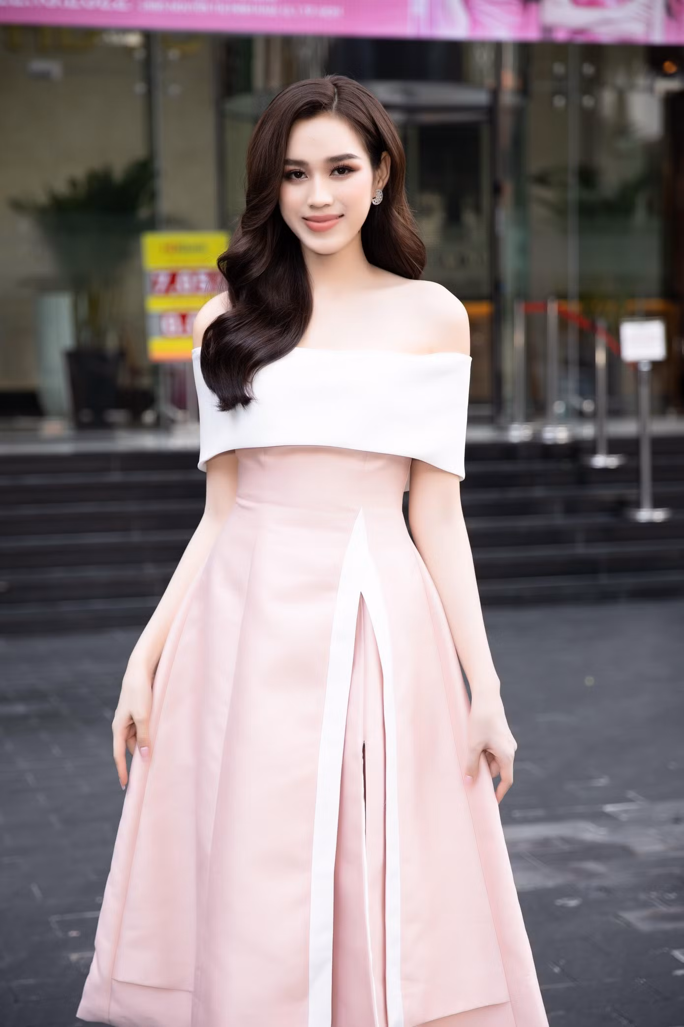 Hoa hậu Việt Nam 2020 Đỗ Thị Hà xuất hiện trong trang phục hồng pastel, kiểu dáng cổ điển tôn lên thần thái sang trọng, trưởng thành. Hoa hậu Việt Nam 2020 Đỗ Thị Hà xuất hiện trong trang phục hồng pastel, kiểu dáng cổ điển tôn lên thần thái sang trọng, trưởng thành.