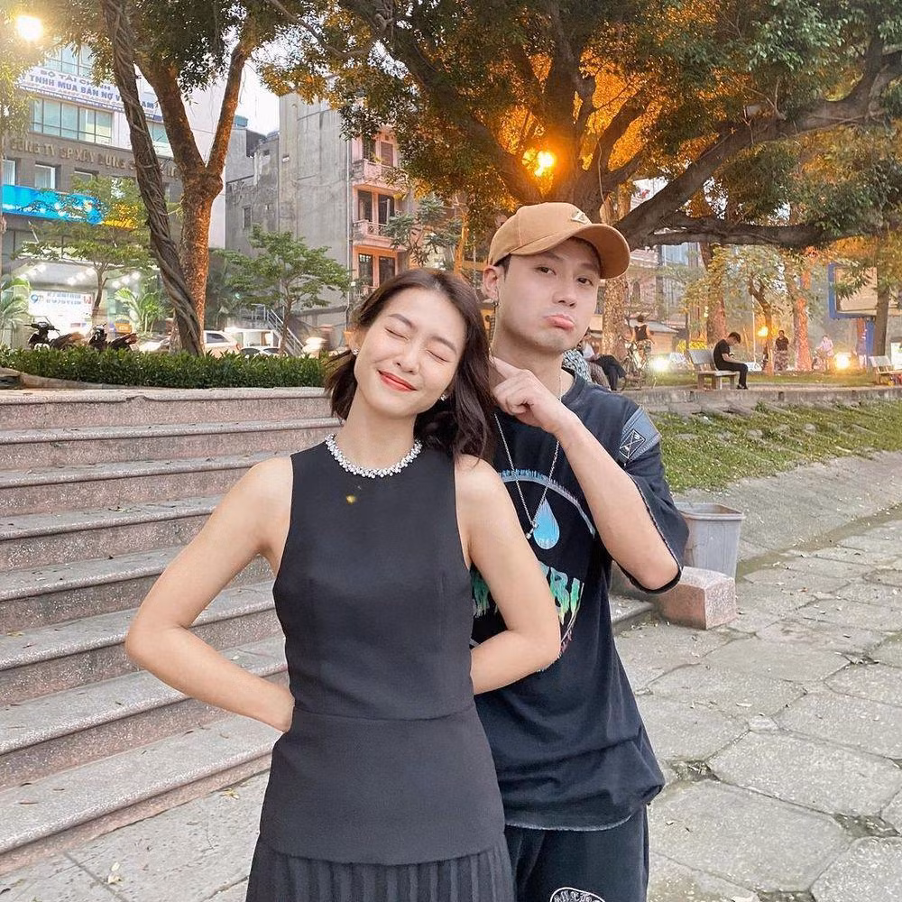 Cả hai rất "chăm chỉ" đăng hình ảnh chụp cùng nhau khiến dân tình không khỏi phấn khích. Cả hai rất "chăm chỉ" đăng hình ảnh chụp cùng nhau khiến dân tình không khỏi phấn khích.