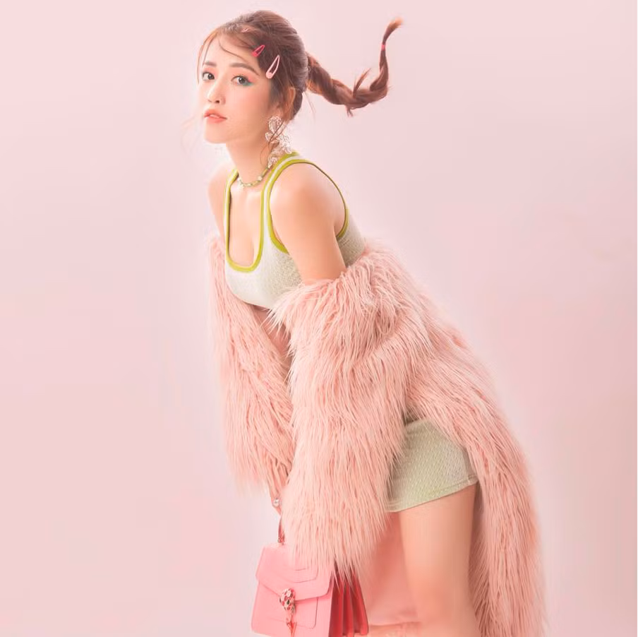 Bên cạnh đó, cô nàng cũng rất yêu thích những bộ cánh có tông màu ngọt ngào.
