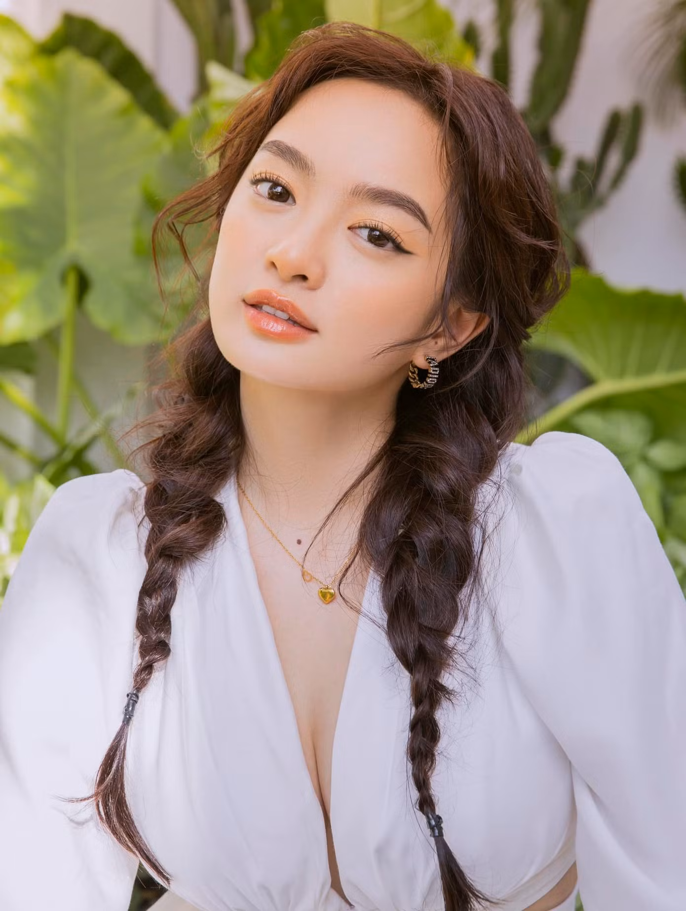 Nữ diễn viên Gen Z sở hữu vẻ ngoài xinh đẹp, có thể biến hóa đa dạng phong cách từ ngây thơ, trong trẻo đến quyến rũ, trưởng thành.