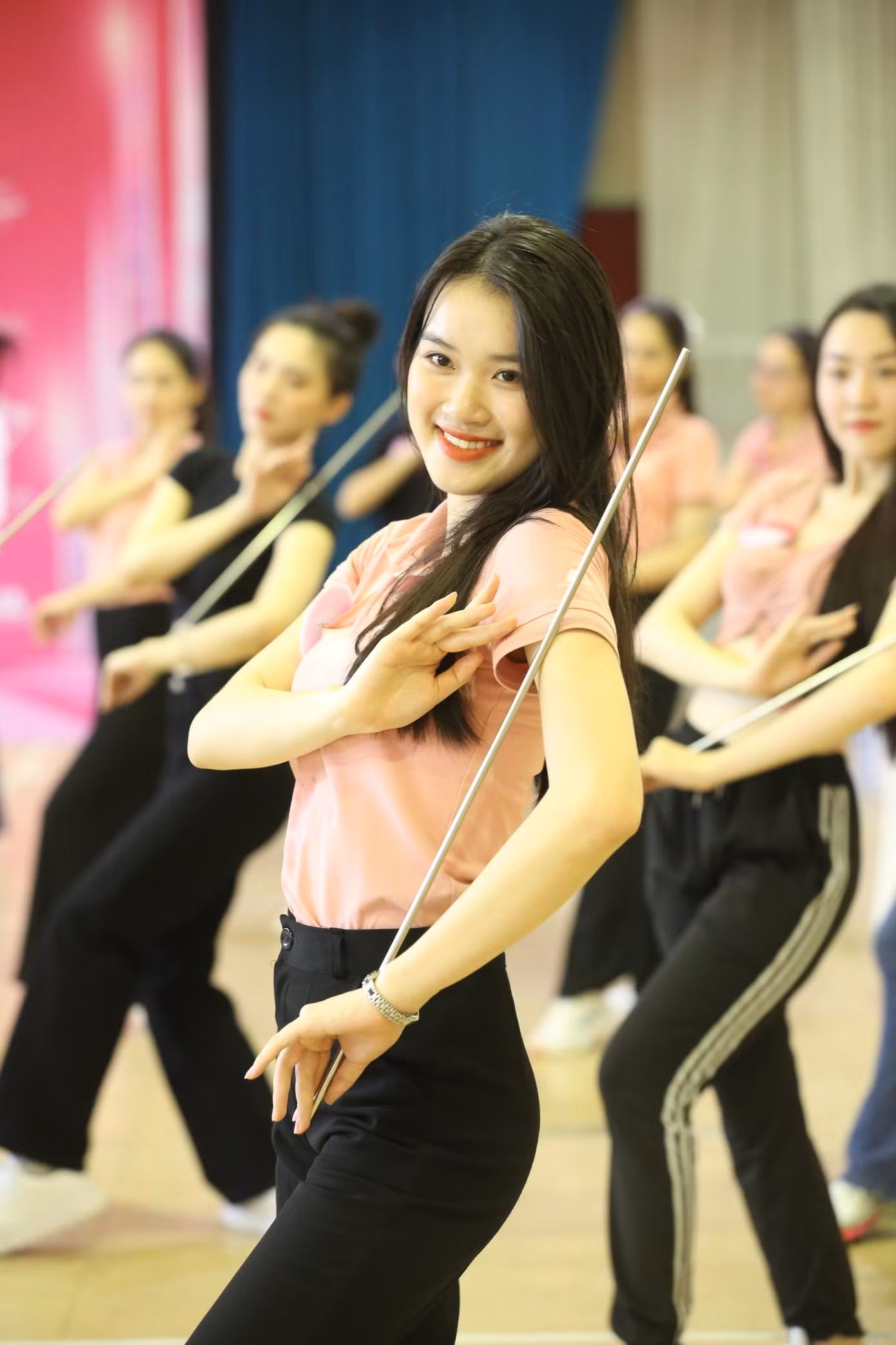 Dù chỉ là hình ảnh trong phòng tập, dàn người đẹp Hoa hậu Việt Nam 2022 vẫn khiến người hâm mộ "thả tim" không ngừng bởi vẻ ngoài rạng rỡ, yêu kiều.