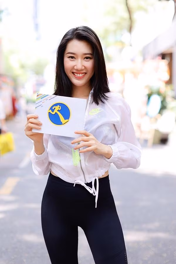 Thúy Ngân khiến nhiều người bất ngờ vì sở hữu thể lực tốt, chơi hết mình.