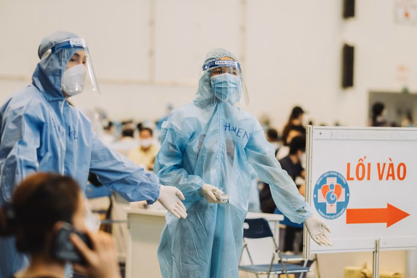 Từ đầu mùa dịch đến nay, Hoa hậu H'Hen Niê thường xuyên dành thời gian cho các hoạt động thiện nguyện.