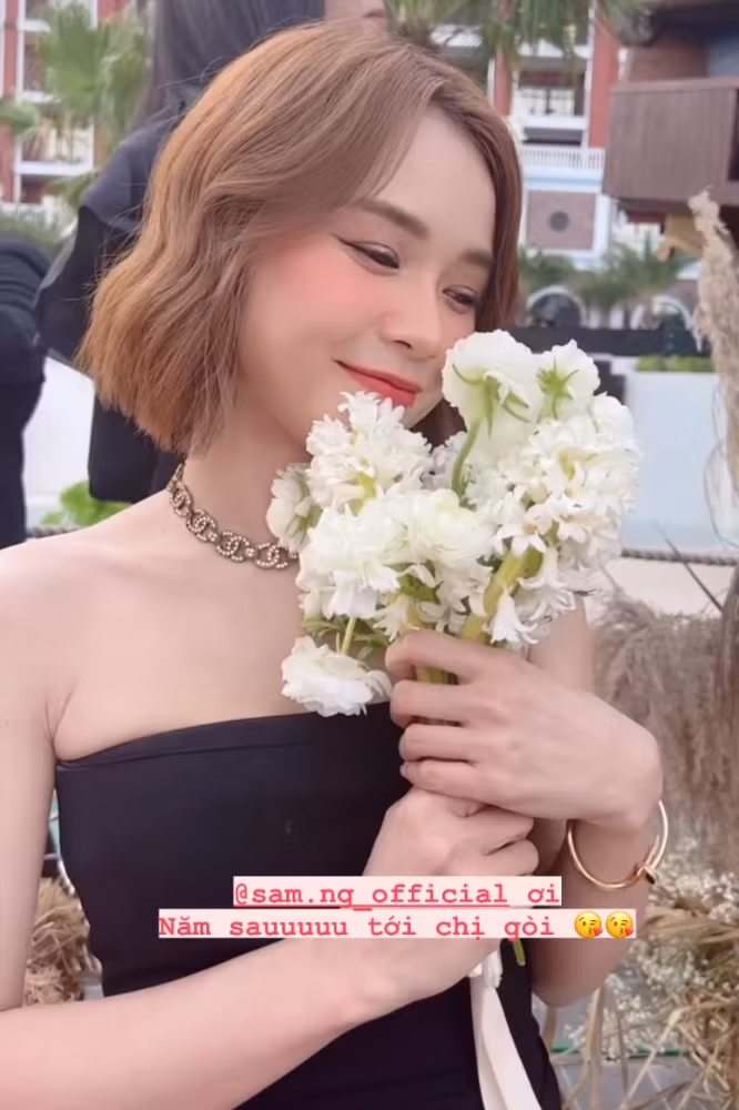 Sam may mắn bắt được hoa đám cưới, netizen rần rần giục sớm ra mắt bạn trai. Sam may mắn bắt được hoa đám cưới, netizen rần rần giục sớm ra mắt bạn trai.