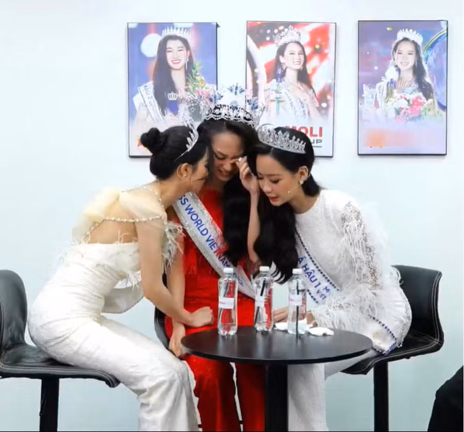 "Trước đây Mai Phương cũng giống nhiều đứa trẻ khác, có cái tôi rất cao và thường xuyên cự cãi với bố mẹ, làm bố mẹ buồn rất nhiều bởi ai cũng muốn tốt cho con của mình. Bản thân Mai Phương cũng gặp rắc rối trong việc chia sẻ cảm xúc với chính người trong gia đình" - Mai Phương vừa khóc vừa tâm sự. (Ảnh: Moli Idols)