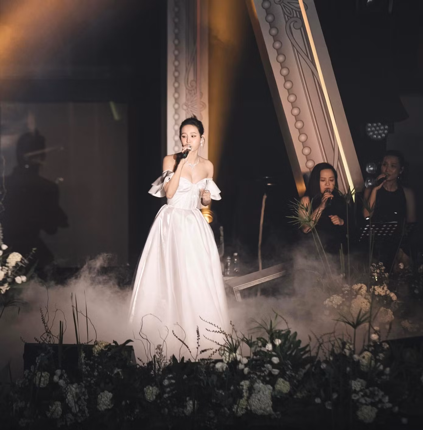 Nhiều khán giả mong rằng nữ ca sĩ sẽ có thể "lội ngược dòng" sau những ồn ào đời tư. Nhiều khán giả mong rằng nữ ca sĩ sẽ có thể "lội ngược dòng" sau những ồn ào đời tư.