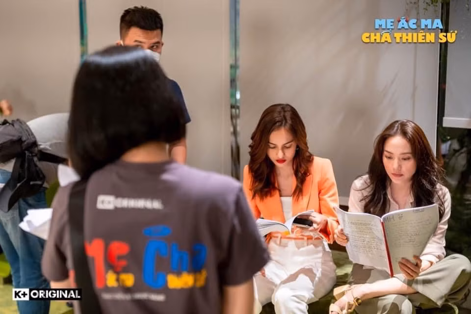 Emma Lê nhận được rất nhiều sự trợ giúp từ các anh chị, đặc biệt là "tiền bối" Minh Hằng trong việc nhấn nhá, đọc thoại sao cho rõ chữ nhưng vẫn giữ được chất riêng.