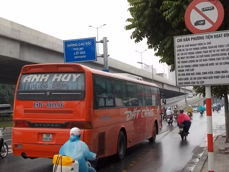 Có biển cấm xe khách, xe tải nhưng những ngày qua xe khách vẫn đi vào đường Khuất Duy Tiến. Ảnh: Anh Trọng