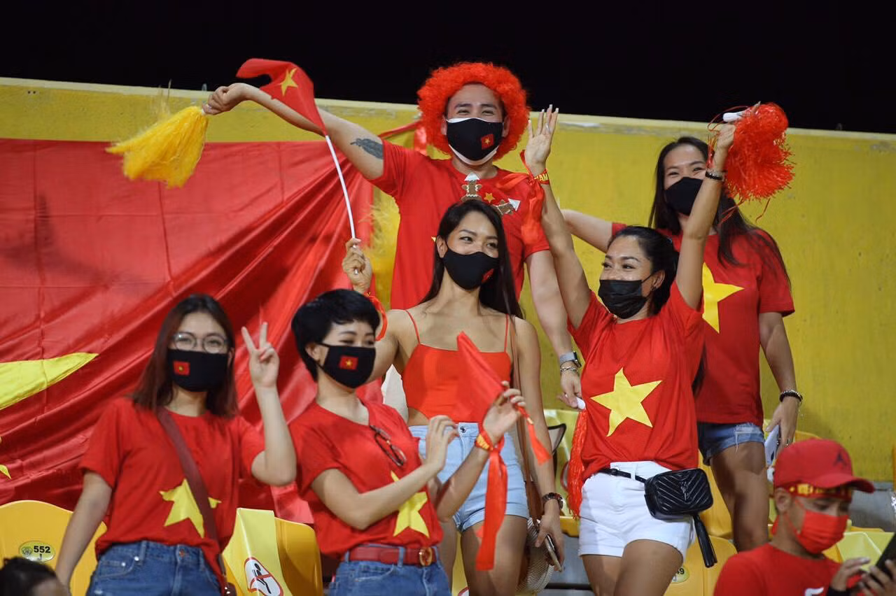Các cô gái xinh đẹp này là số ít CĐV Việt Nam có vé vào sân. Ảnh: Hữu Phạm Các cô gái xinh đẹp này là số ít CĐV Việt Nam có vé vào sân. Ảnh: Hữu Phạm