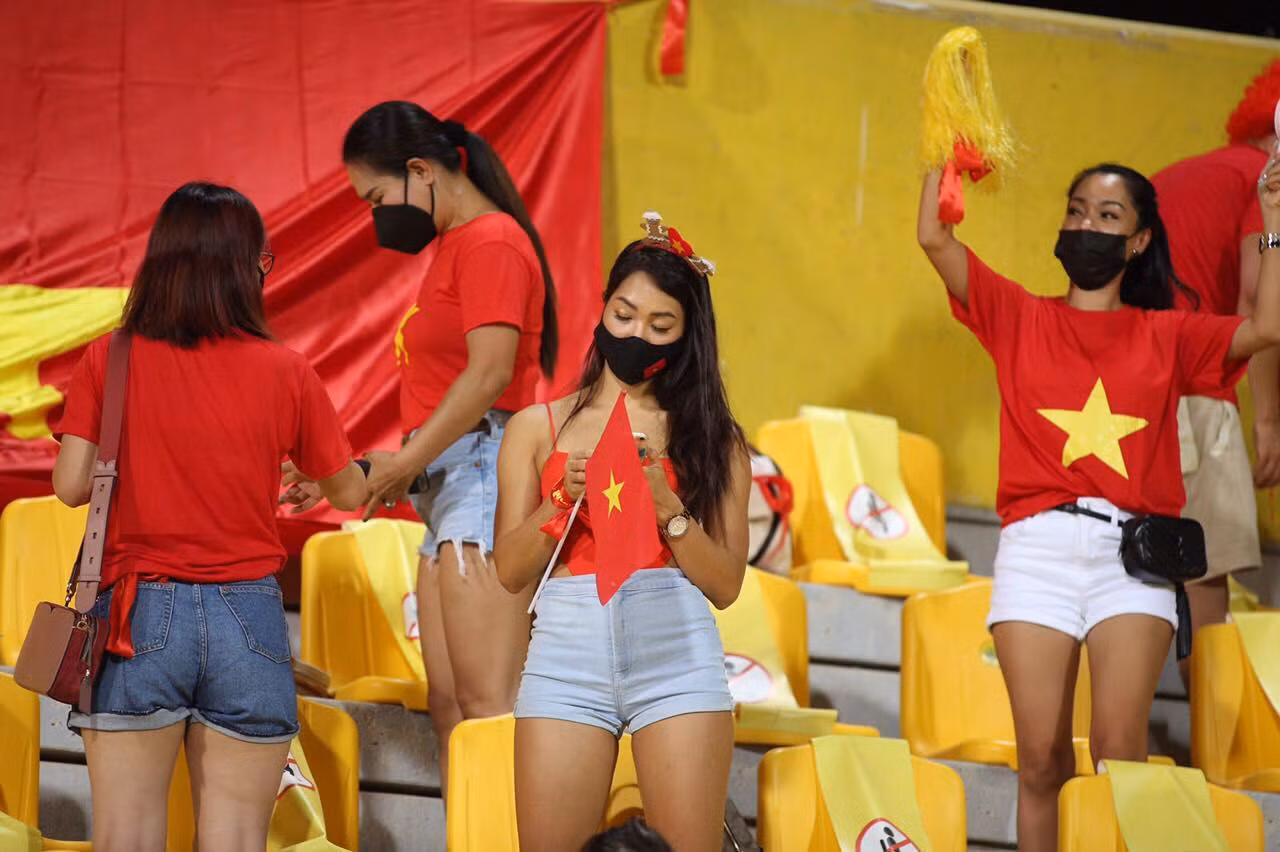 Tất cả đều sẵn sàng cho một đêm cháy hết mình với đội tuyển. Ảnh: Hữu Phạm. Tất cả đều sẵn sàng cho một đêm cháy hết mình với đội tuyển. Ảnh: Hữu Phạm.