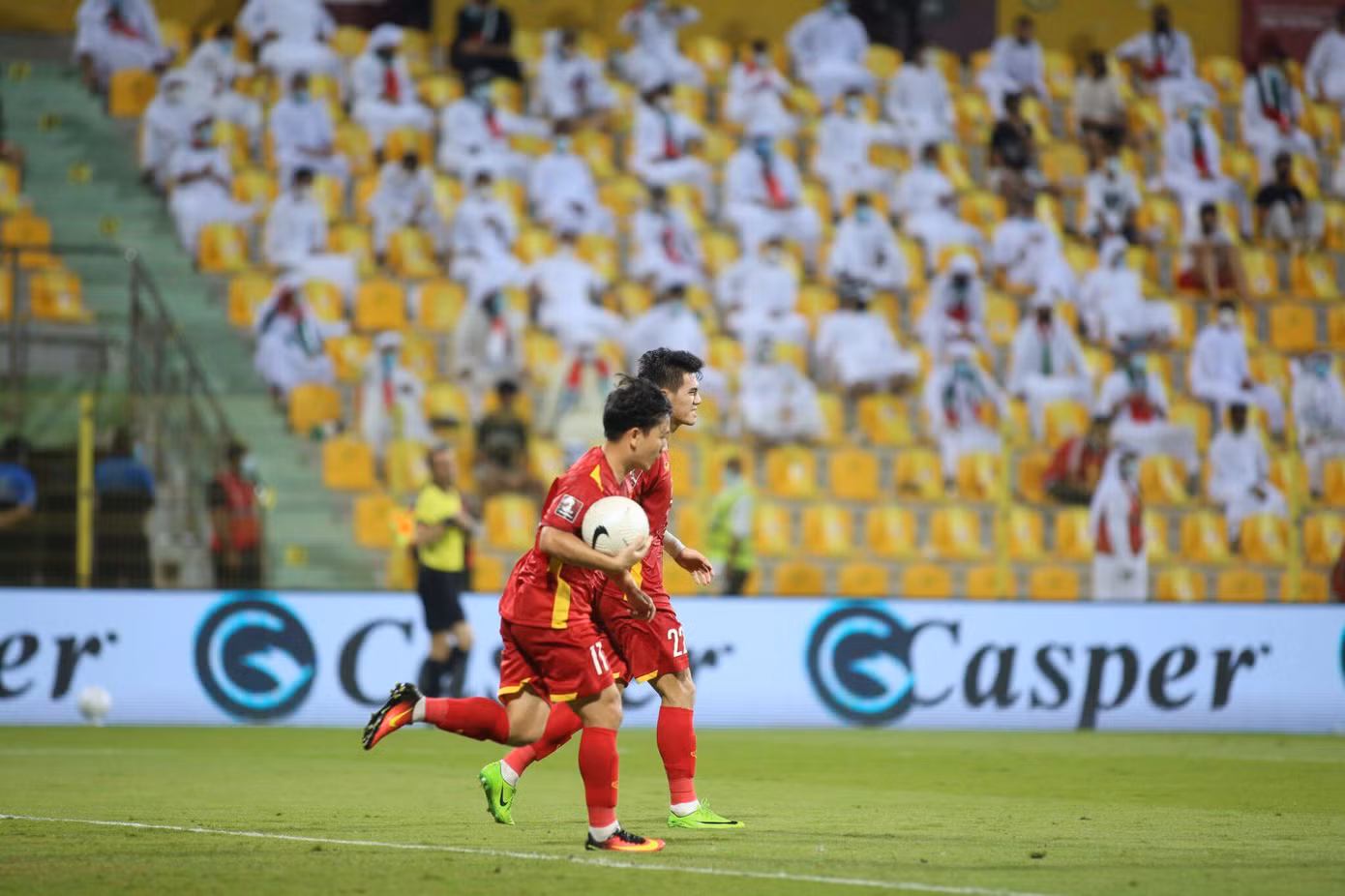 Trực tiếp Việt Nam - UAE: 2-3: Đội tuyển Việt Nam chính thức giành vé vào vòng 3 ảnh 35 Trực tiếp Việt Nam - UAE: 2-3: Đội tuyển Việt Nam chính thức giành vé vào vòng 3 ảnh 35