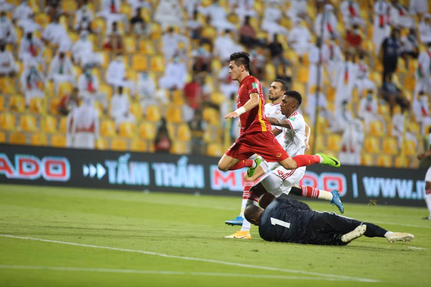Trực tiếp Việt Nam - UAE: 2-3: Đội tuyển Việt Nam chính thức giành vé vào vòng 3 ảnh 33 Trực tiếp Việt Nam - UAE: 2-3: Đội tuyển Việt Nam chính thức giành vé vào vòng 3 ảnh 33