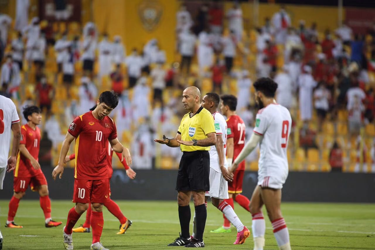 Trực tiếp Việt Nam - UAE: 2-3: Đội tuyển Việt Nam chính thức giành vé vào vòng 3 ảnh 31 Trực tiếp Việt Nam - UAE: 2-3: Đội tuyển Việt Nam chính thức giành vé vào vòng 3 ảnh 31