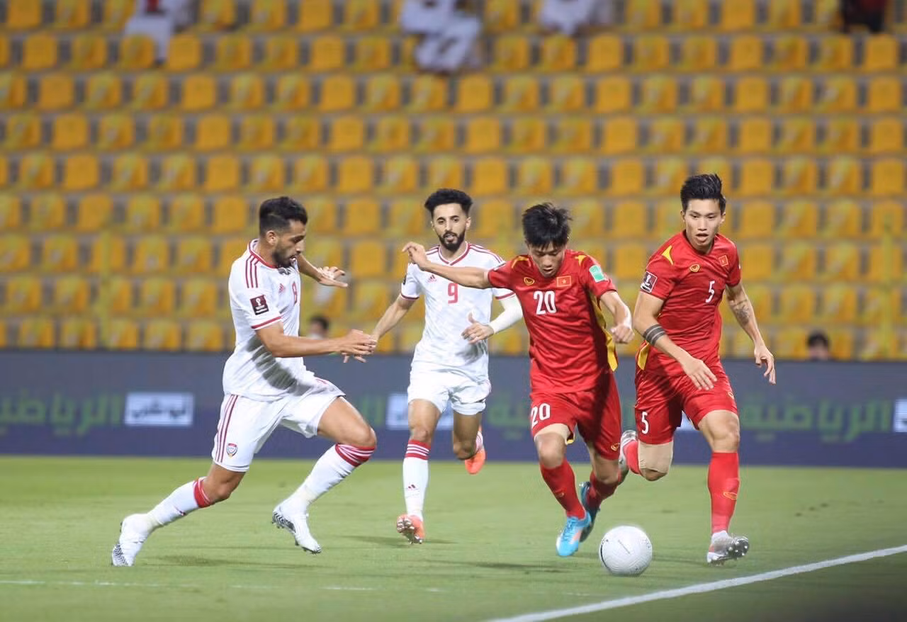 Các cầu thủ UAE áp sát ngay bên phần sân Việt Nam. Ảnh: Hữu Phạm Các cầu thủ UAE áp sát ngay bên phần sân Việt Nam. Ảnh: Hữu Phạm
