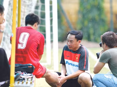 Bác sỹ ĐT chăm sóc chấn thương cho Công Vinh trong buổi tập sáng qua. Ảnh: VSI
