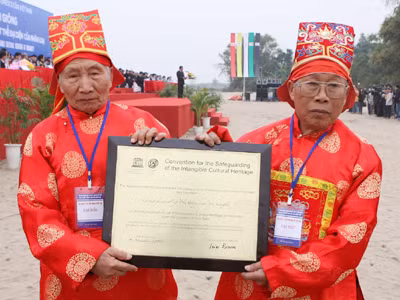 Đại diện bô lão trong làng rước bằng di sản về Đền Thánh Gióng