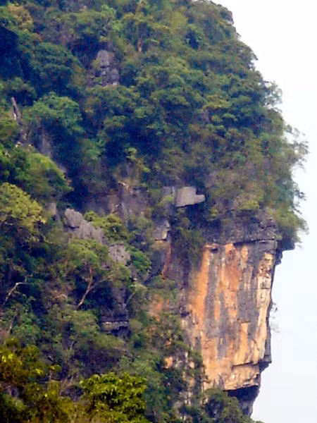 Ngọn núi có hình mặt người
