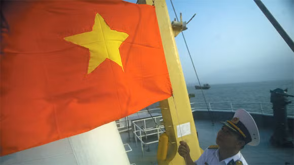 Lá cờ Tổ quốc thiêng liêng luôn hiện diện trên thềm lục địa phía nam