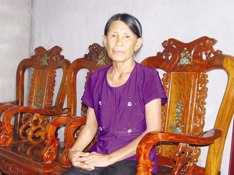 Bà Lê Thị Thư (xóm Quyết Tiến, xã Kỳ Phương) bên bộ bàn ghế mới tinh
