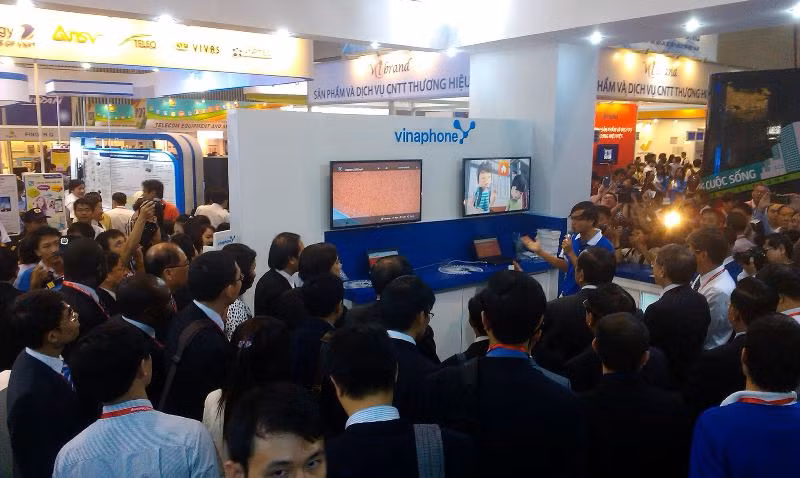 Các đoàn khách đến tham dự Vietnam Telecomp 2013