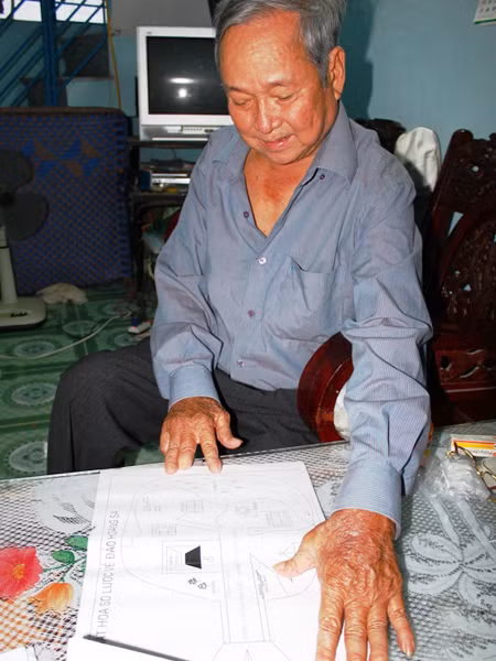 Ông Khôi và tấm bản đồ phác họa Hoàng Sa được ông xem như một vật báu