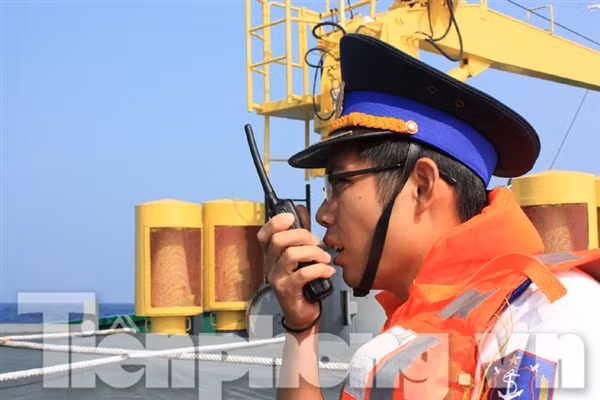 Cán bộ Cảnh sát biển liên lạc với tàu Trung Quốc qua ICOM