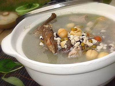 Vịt hầm kết hợp cùng một số vị thuốc là 
