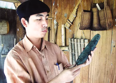 Chiếc rựa đá quý hiếm Nghếu đang gìn giữ được cho là có từ thời đồ đá Ảnh: Ngọc Văn