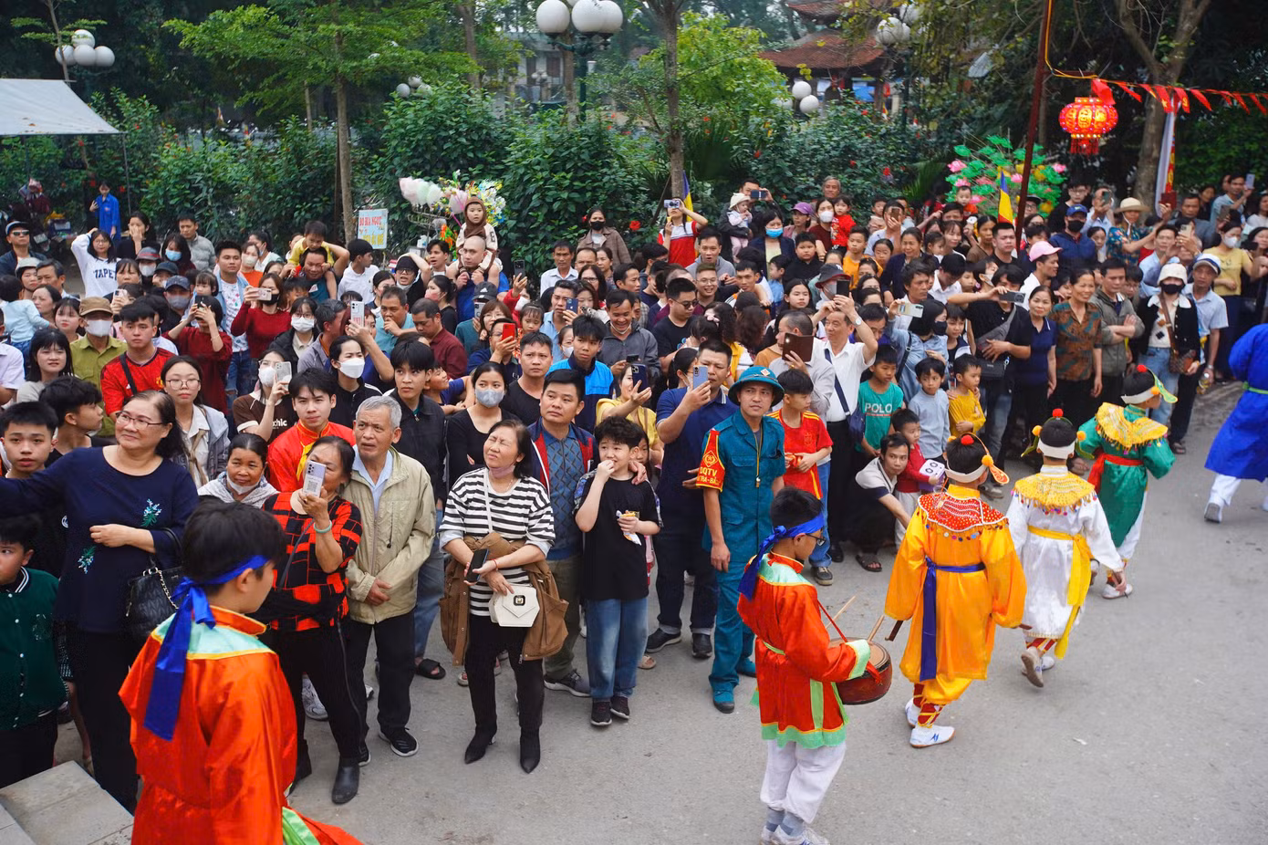 Nhiều người có mặt từ sớm để chiếm được chỗ đẹp xem trọn vẹn được lễ rước, nghiềm quân 5 năm mới có một lần.